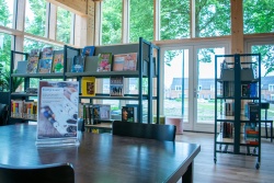 Foto bibliotheek in Huis van de Wijk-binnenzijde