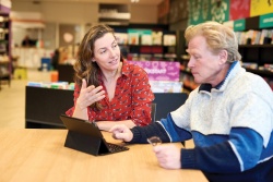 2021-03 volw met tablet Merkgids_2021008.jpg
