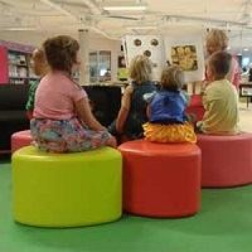 Kinderen worden voorgelezen in de bibliotheek