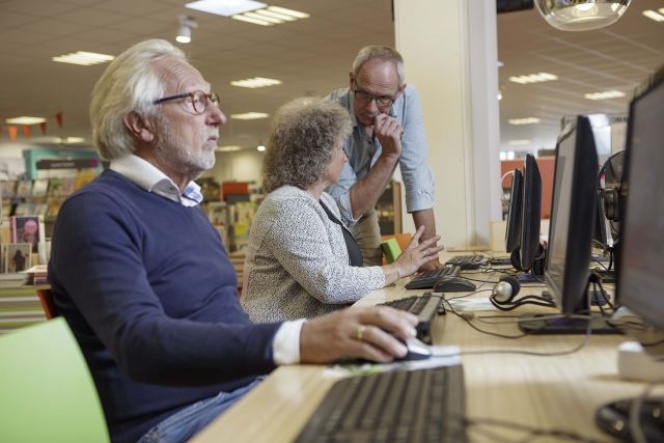 Foto met een heer achter een pc