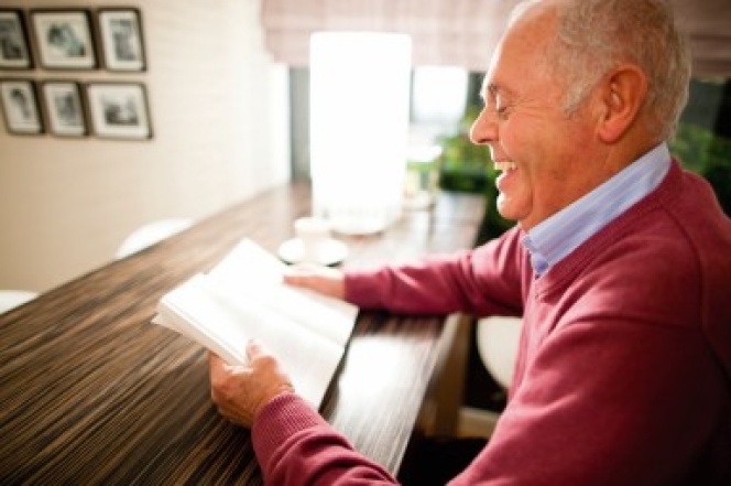 Foto van man met boek